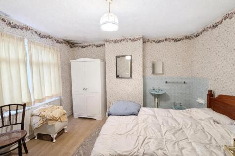 Bedroom 1.jpg