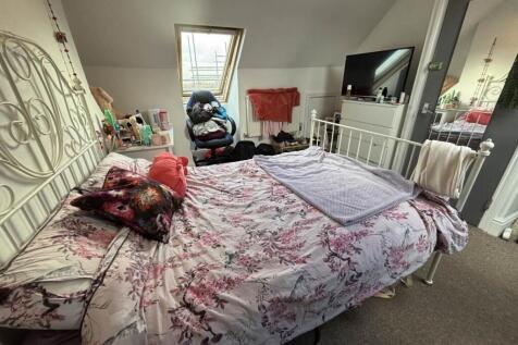 Attic bedroom (1)