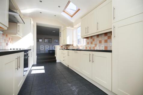 6-bed flat on (£162.50pppw) Lavender Gardens, Jesmond, NE2, £4,225/mo