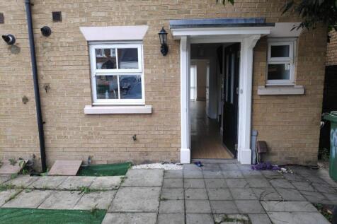 3 bed 2 bath house for rent in Forest Gate E7.