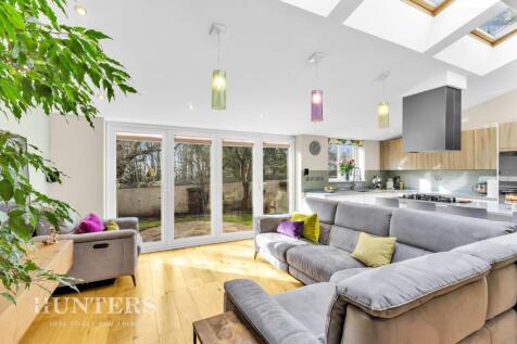 Open Plan Kitchen &amp; Living Space