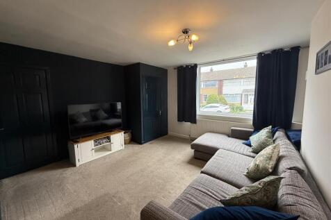 L-SHAPED LOUNGE &amp; DINING AREA