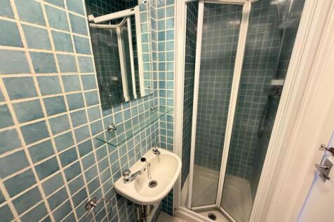 Ensuite Bathroom (2).jpg