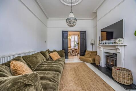 106 Saint Andrews Road, Southsea-Small-PorticoMark