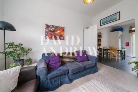 4-bed flat on Charteris Road, London, N4, £4,250/mo