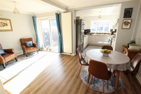 OPEN PLAN LIVING/DINING KITCHEN