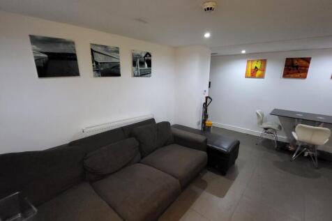 3-bed flat on 8 Mauldeth Road, Basement, £4,950/mo