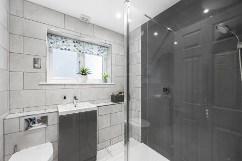 Bathroom (Shower Roo