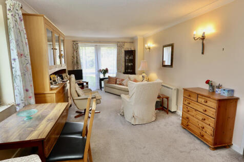 Living room with double aspect