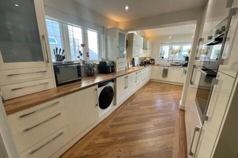 KITCHEN/DINING/FAMILYROOM: 22'8X19'6