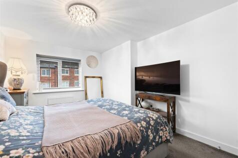 2 Edale Drive-02.jpg