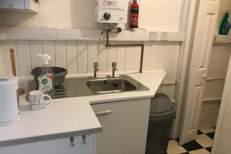 Retail Property (high street) to rent Image 3
