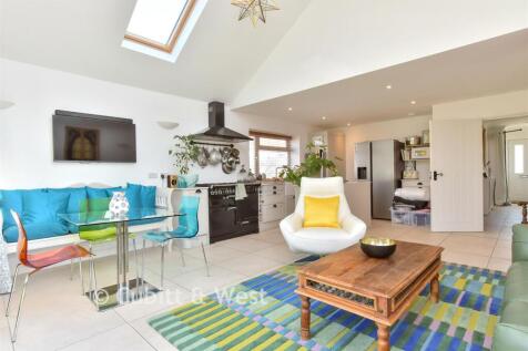 Lounge/ Dining Area