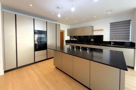 Woking, Surrey, GU21 photo 3