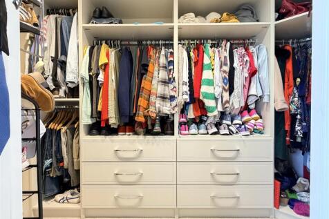 WALK IN WARDROBE