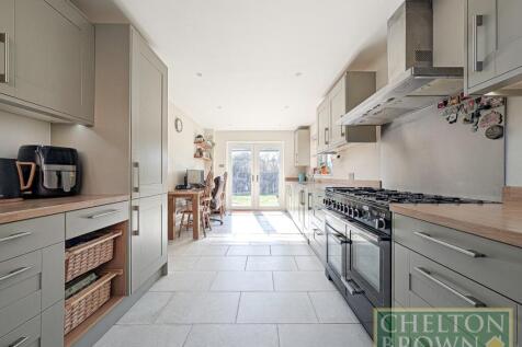 Kitchen &amp; Breakfast