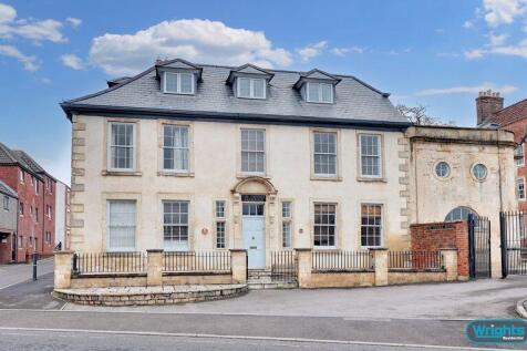 Trowbridge, BA14 - property photo