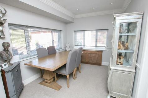 LOUNGE / DINING ROOM