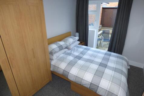 En-suite room with patio and shed for rent