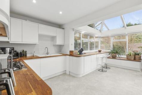 5 Copners Drive, HP14 6SG-9.jpg