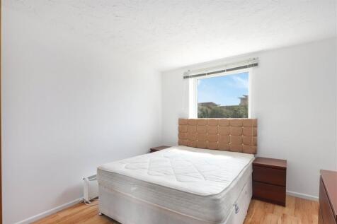 Grimsby Grove, Beckton, London, E16 photo 4
