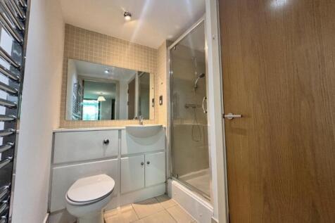 12 Focus Buildng - Ensuite.jpeg