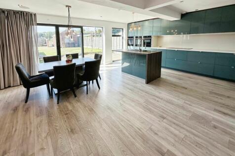 Kitchen/ Dining Room