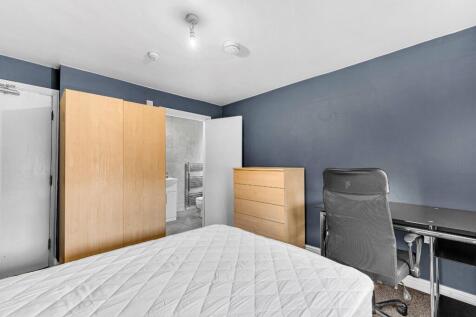 33 bed, 15 bath Detached in Manchester - Photo 14