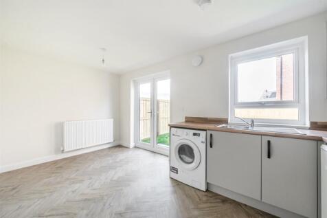 3 bedroom End of Terrace House in Sandiacre Way, Aylesbury photo 4