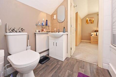 EN SUITE BATHROOM