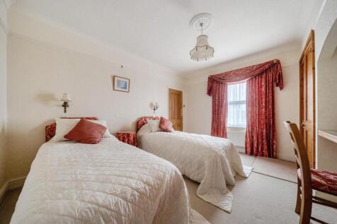 Twin bedroom (2).jpg