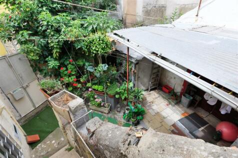 Charming Building, Estrela