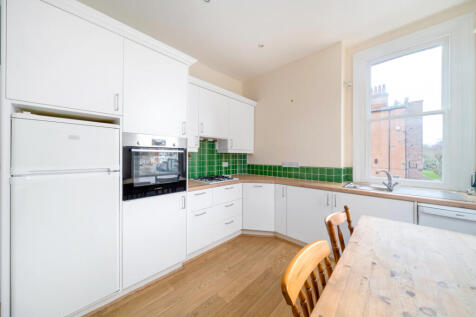 3 Bedroom Flat in Bishops Mansions with Balcony