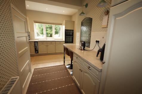 Kitchen and breakfast bar