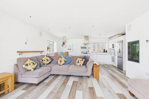 lounge/dining/kitchen space