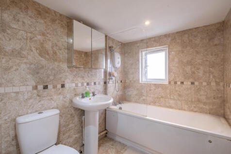 4 bed, 2 bath Semi-Detached in leeds - Photo 8