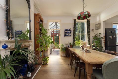 Open plan kitchen/dining
