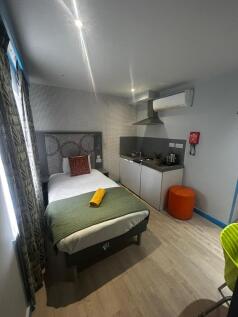 Bright, modern single bedroom with a neat singl...