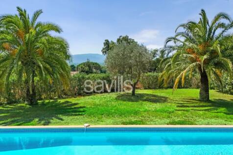 Modern villa for sale near the beach