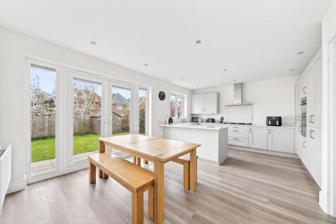 OPEN-PLAN DINING KITCHEN