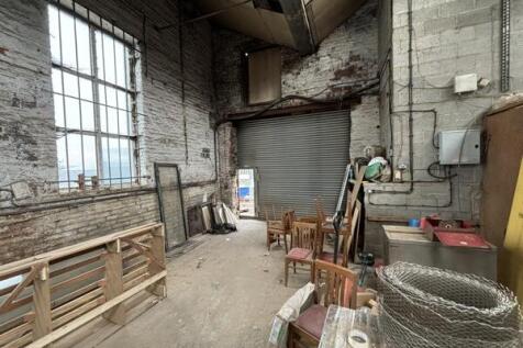 Light Industrial to rent in queensbury