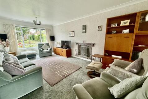 LOUNGE/DINING AREA