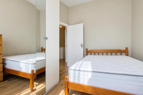 04 Bedroom One.jpg