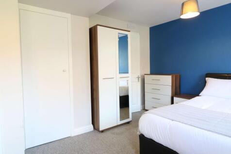 56 Hill View Crescent Room 2.JPG