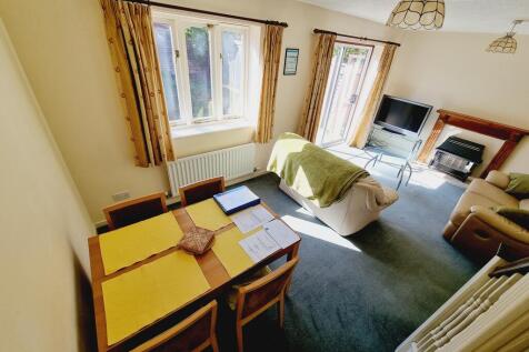 9 Conifer Grove, Leamington Spa photo 3