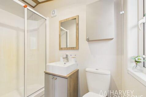 Regal Hemsworth en suite shower room