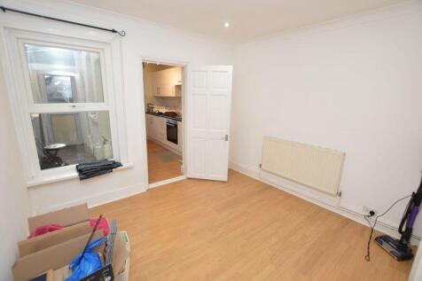 2 Bedroom Terraced House with Garden, Baltic Road, Tonbridge photo 3