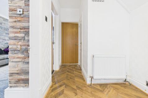 CAM03729G0-PR0172-STILL008