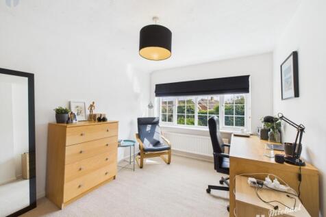 CAM03218G0-PR0565-STILL018