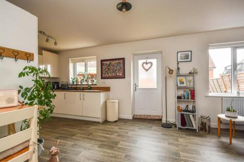 11 Clover Drive-4.jpg